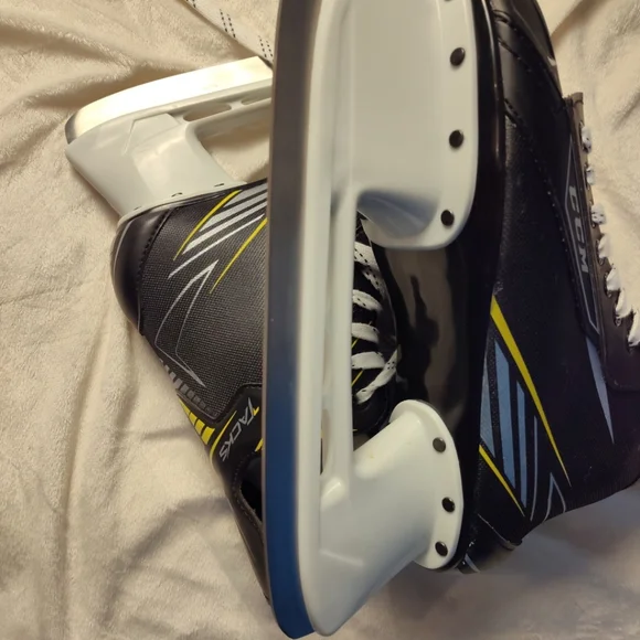 ccm 1092 tracks Adult Size 9 Ice Skates - Picture 10 of 14